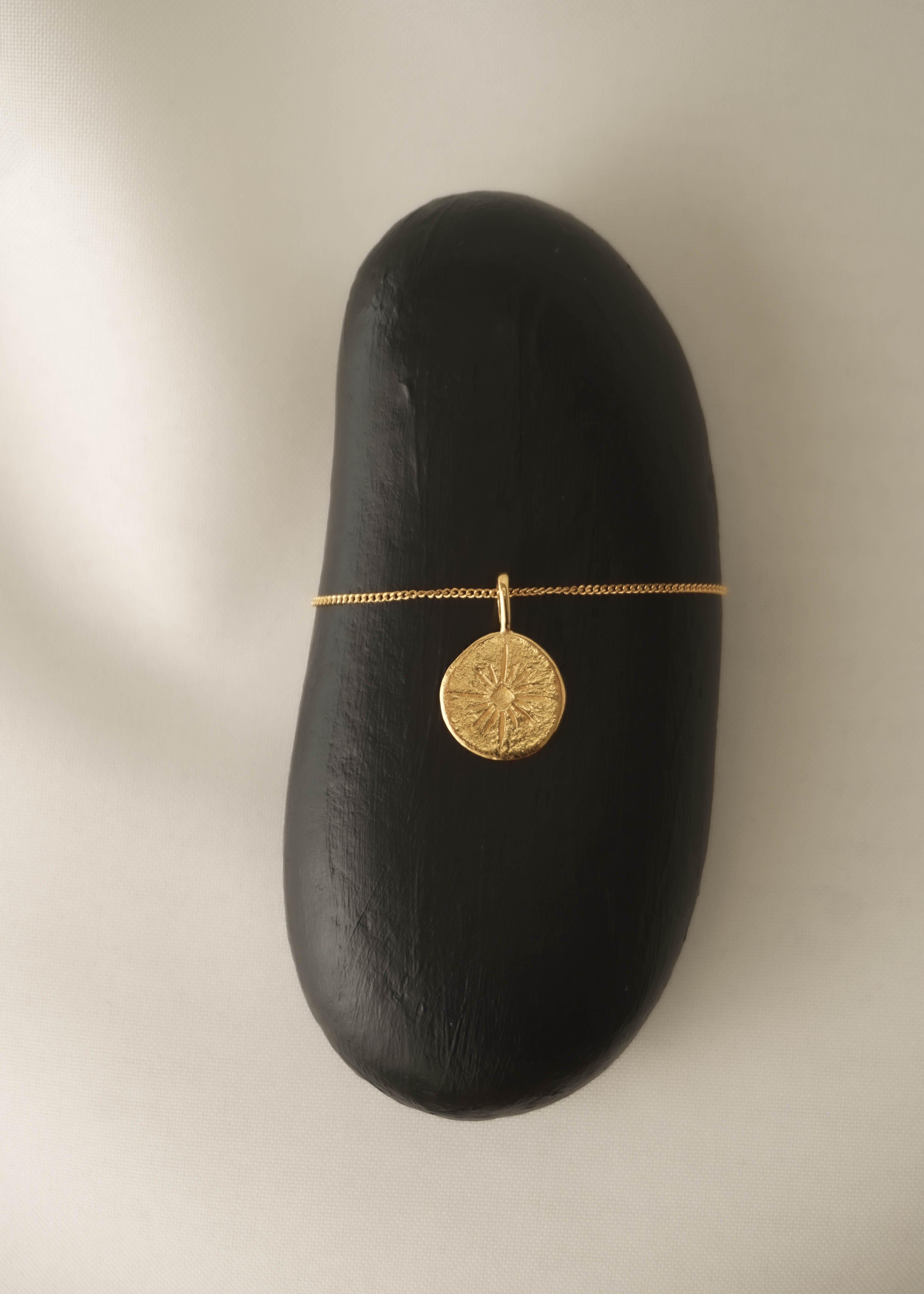 Compass necklace in gold – smelt