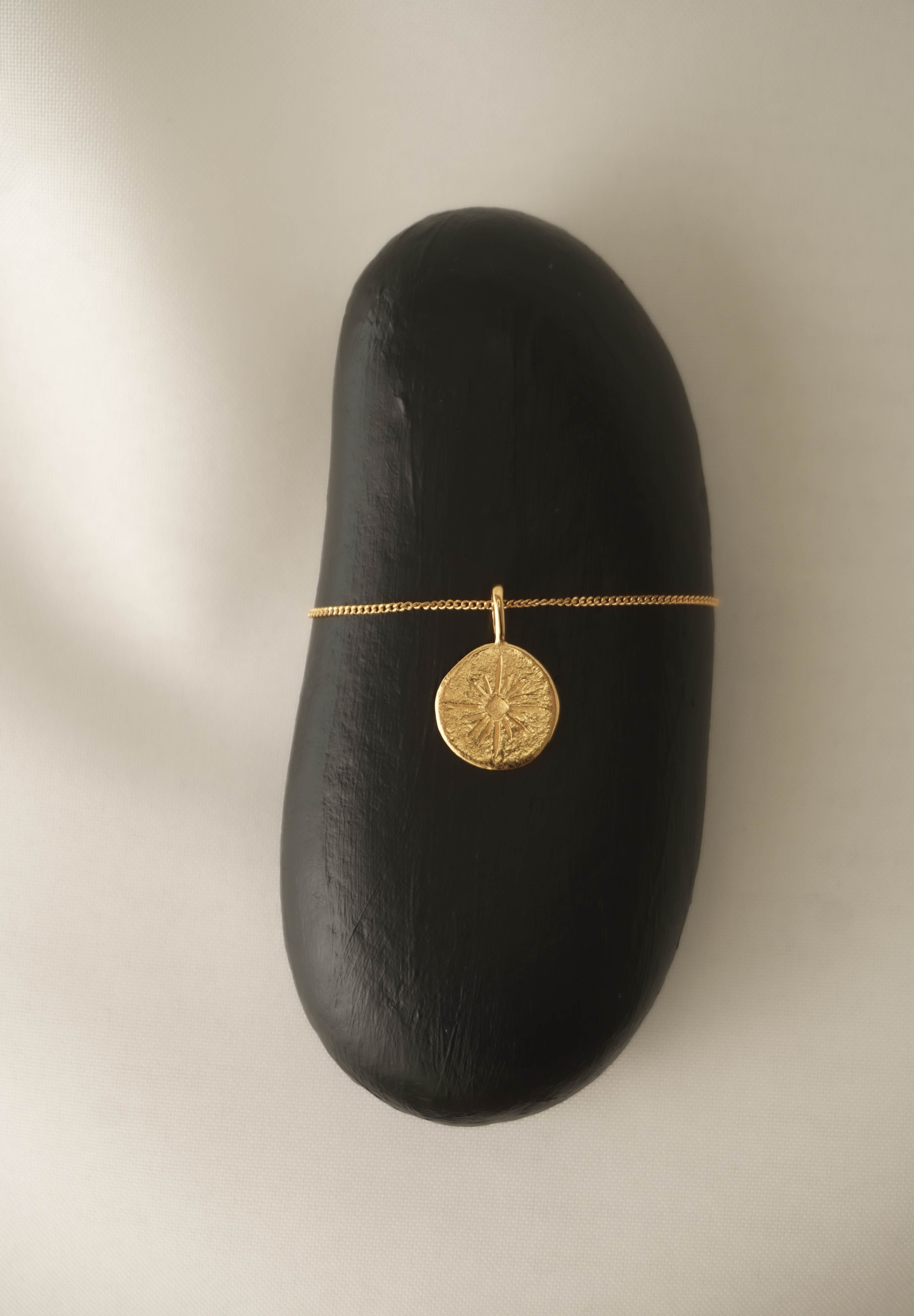 Compass necklace in gold – smelt