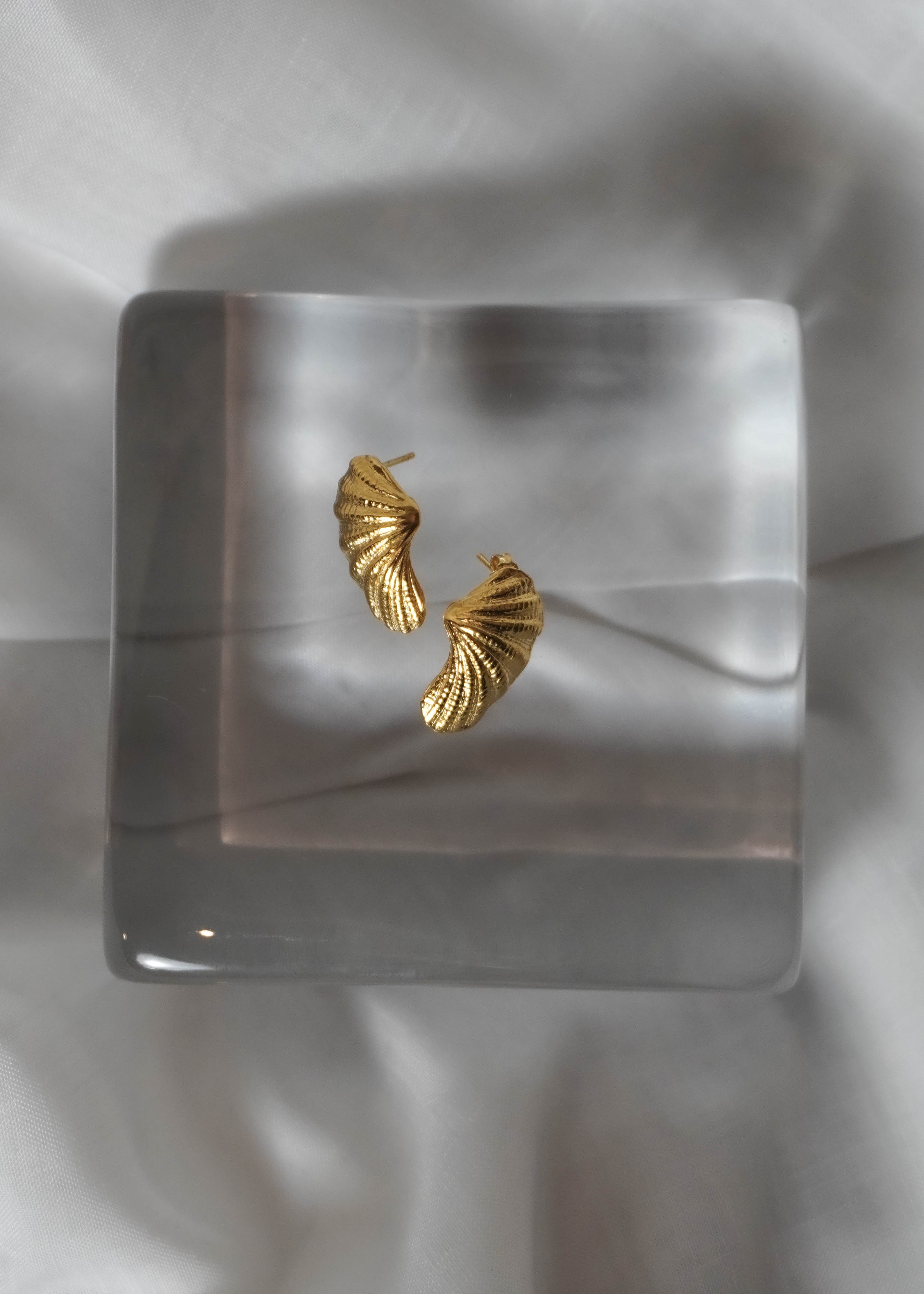 Lombok earrings in gold – smelt