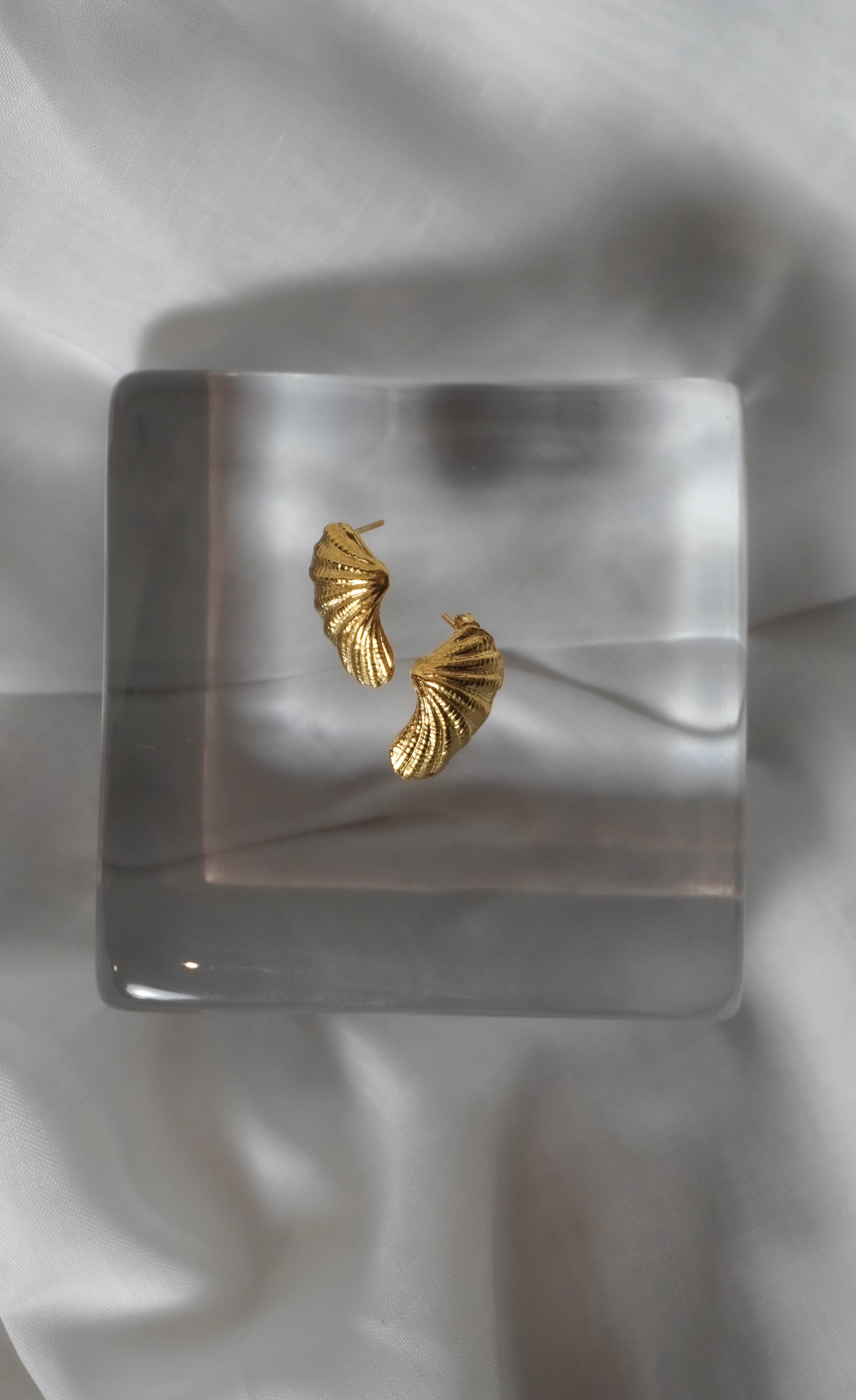 Lombok earrings in gold – smelt