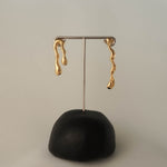 Monsoon earrings in gold – smelt