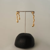 Monsoon earrings in gold – smelt