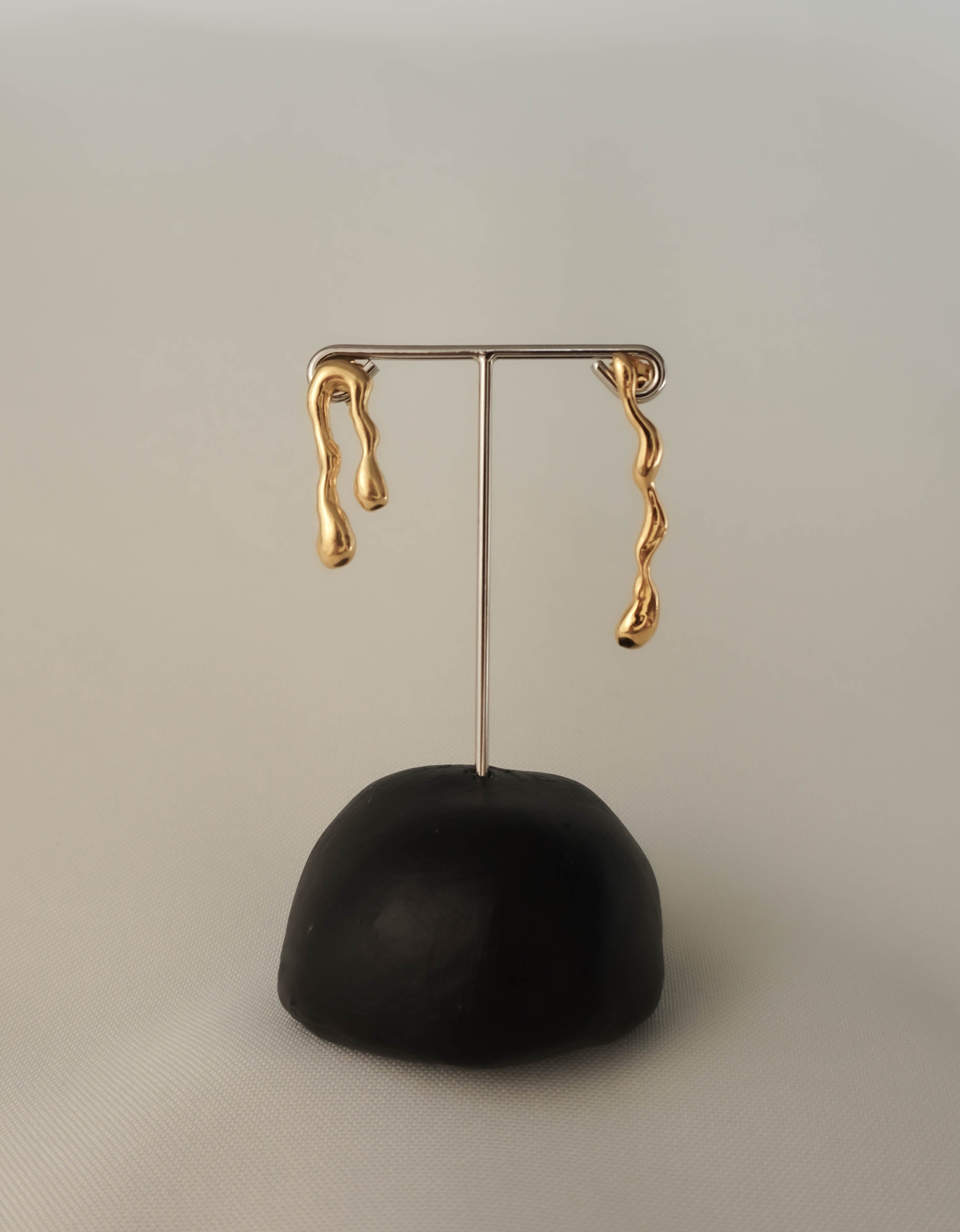 Monsoon earrings in gold – smelt
