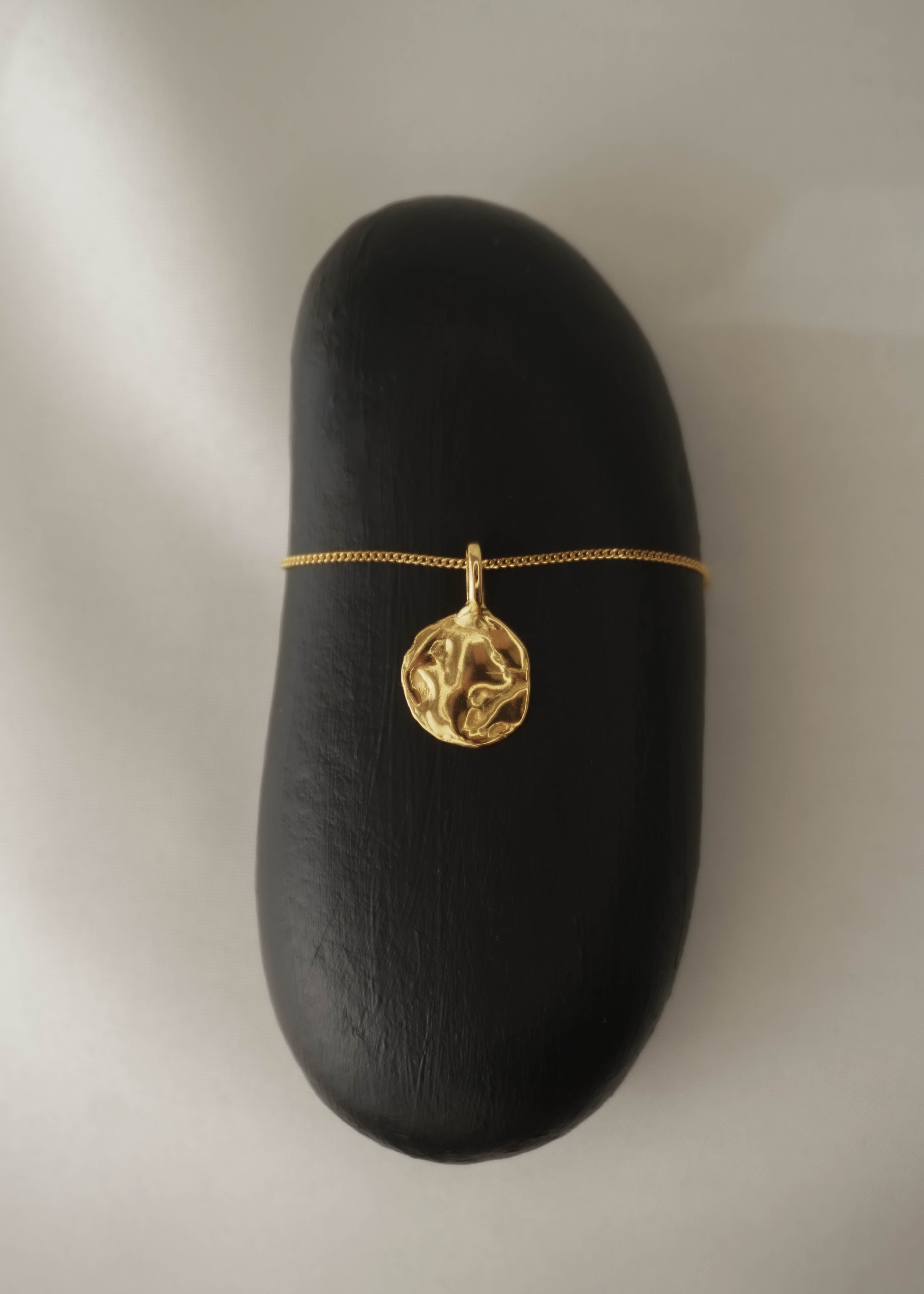 Moon Landing necklace in gold – smelt