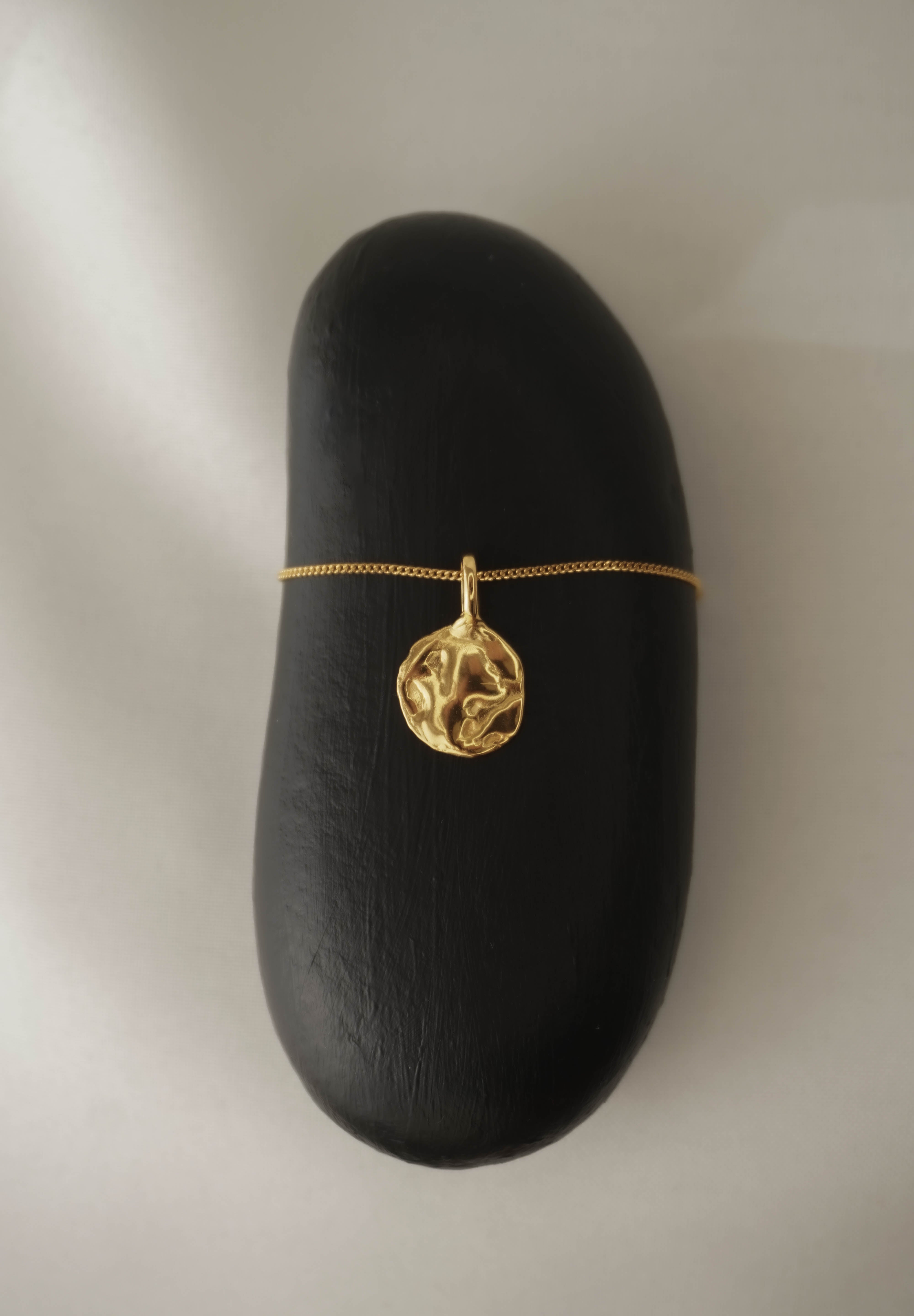 Moon Landing necklace in gold – smelt