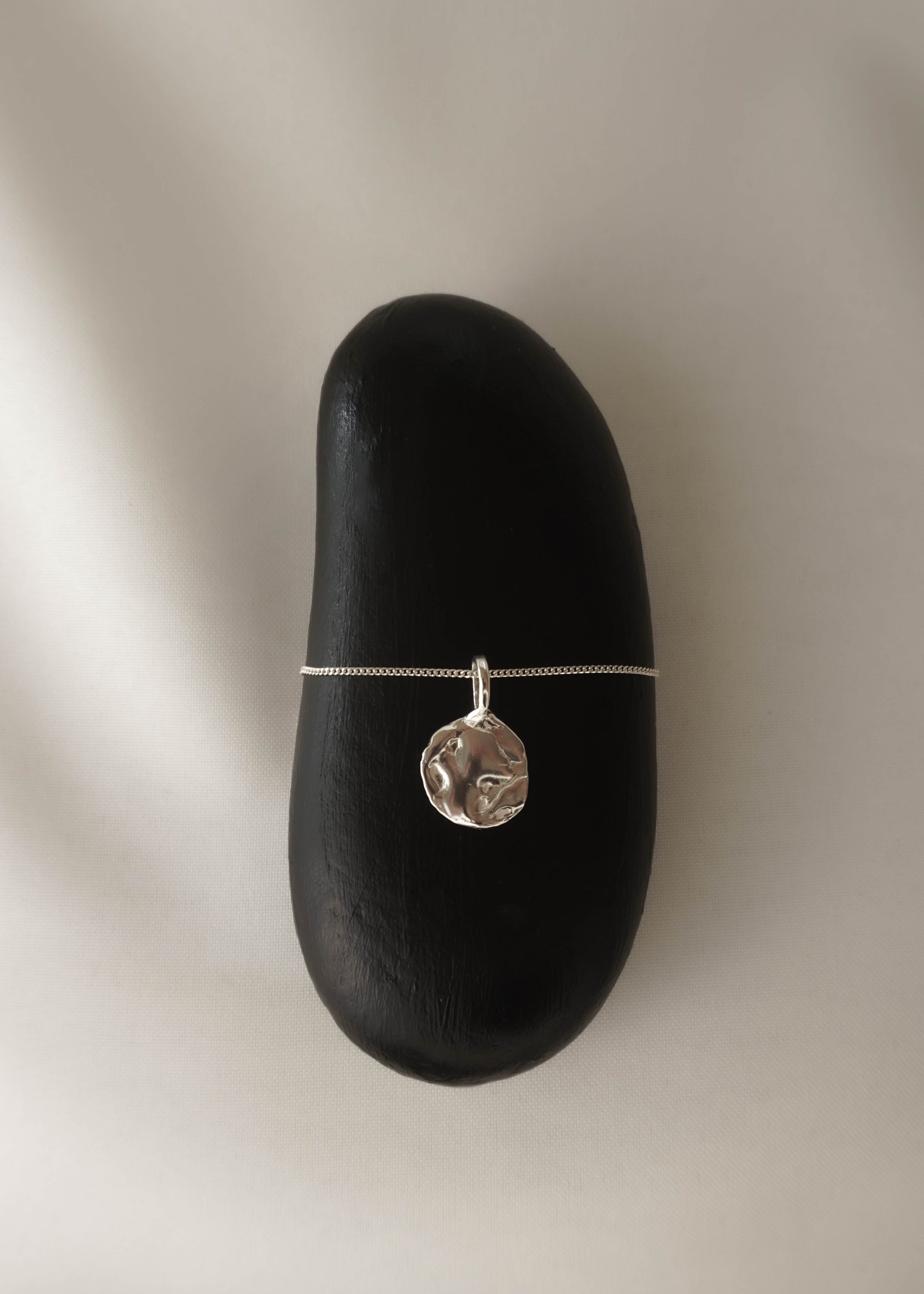 Moon Landing necklace in silver – smelt