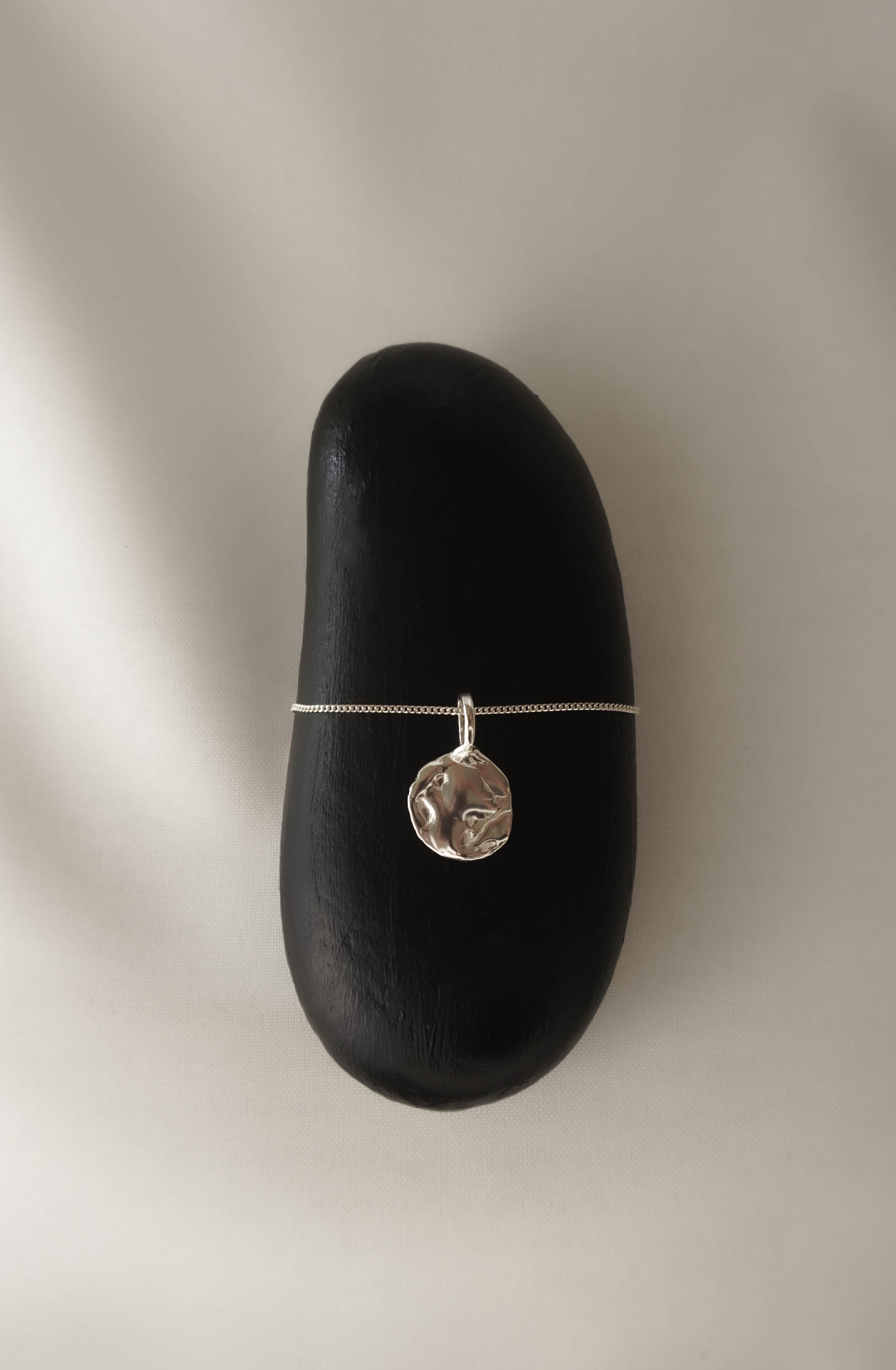Moon Landing necklace in silver – smelt