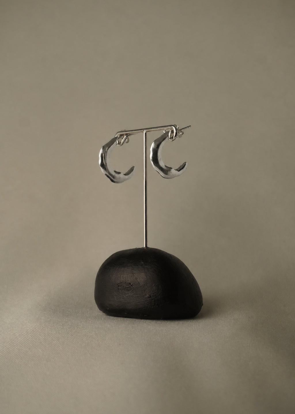 Croissant earrings in silver – smelt