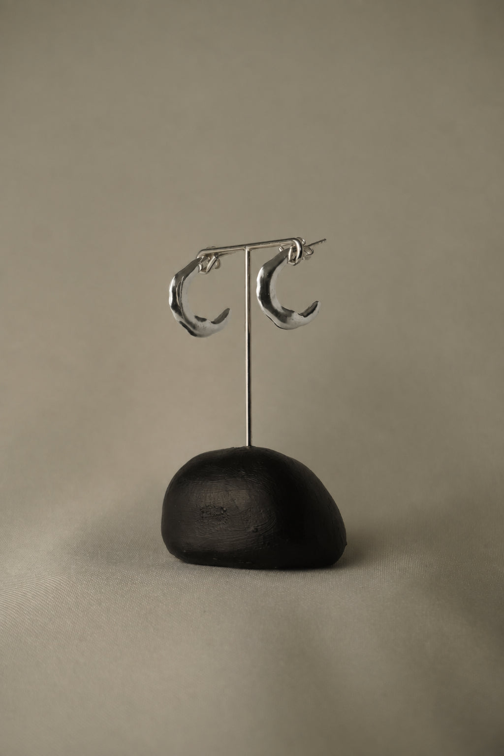 Croissant earrings in silver – smelt