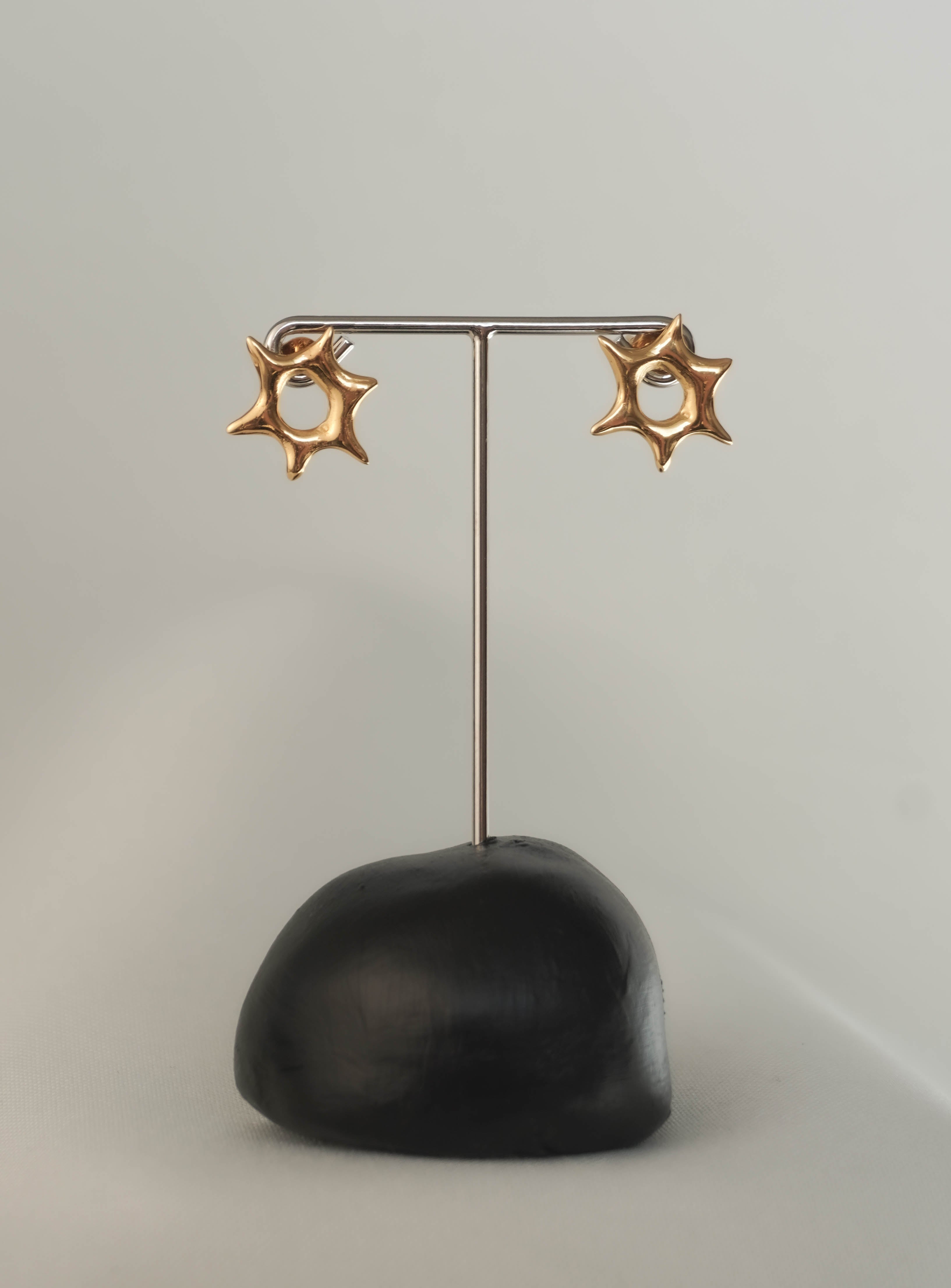 Howdy earrings in gold – smelt
