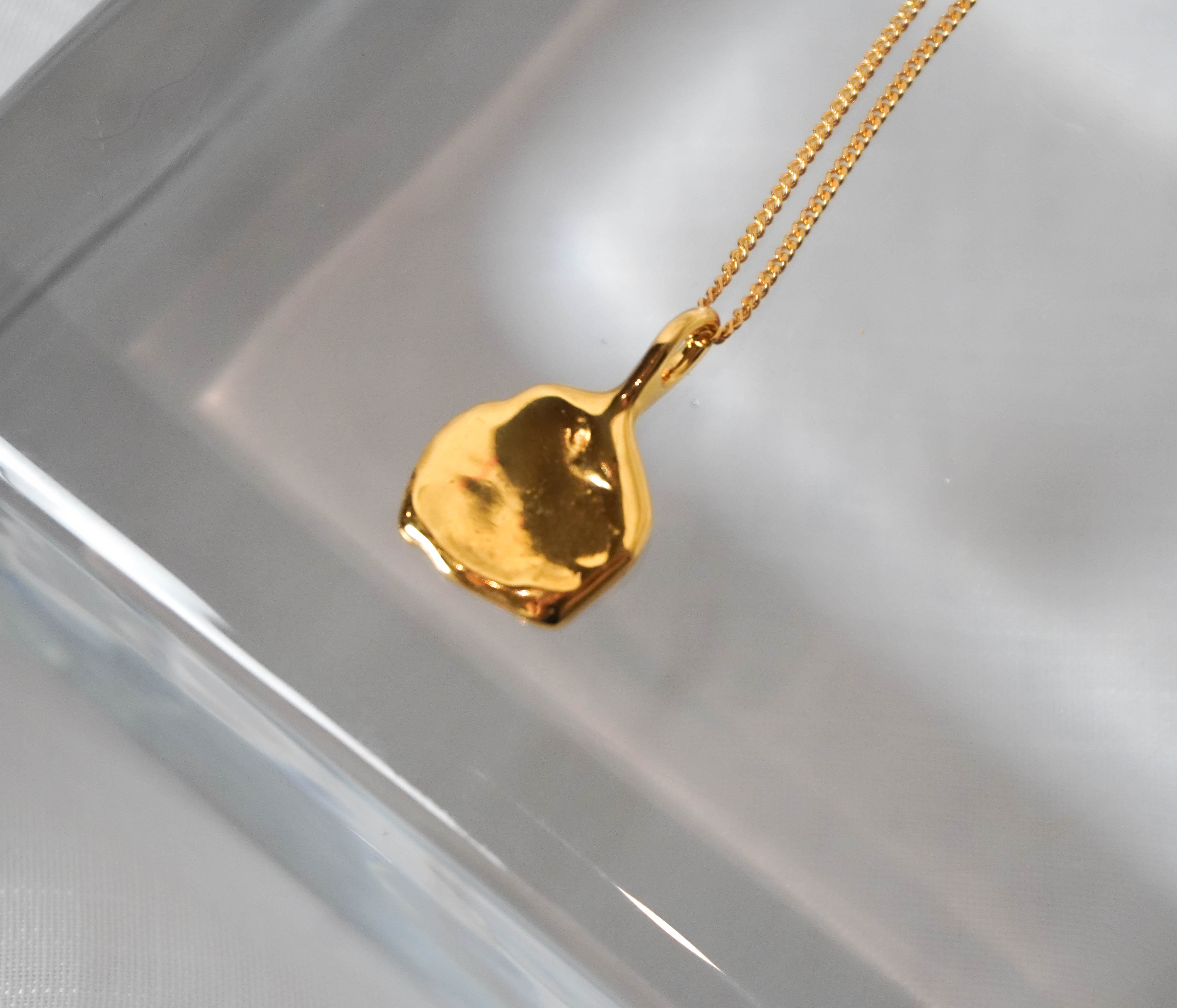 Mercury necklace in gold – smelt