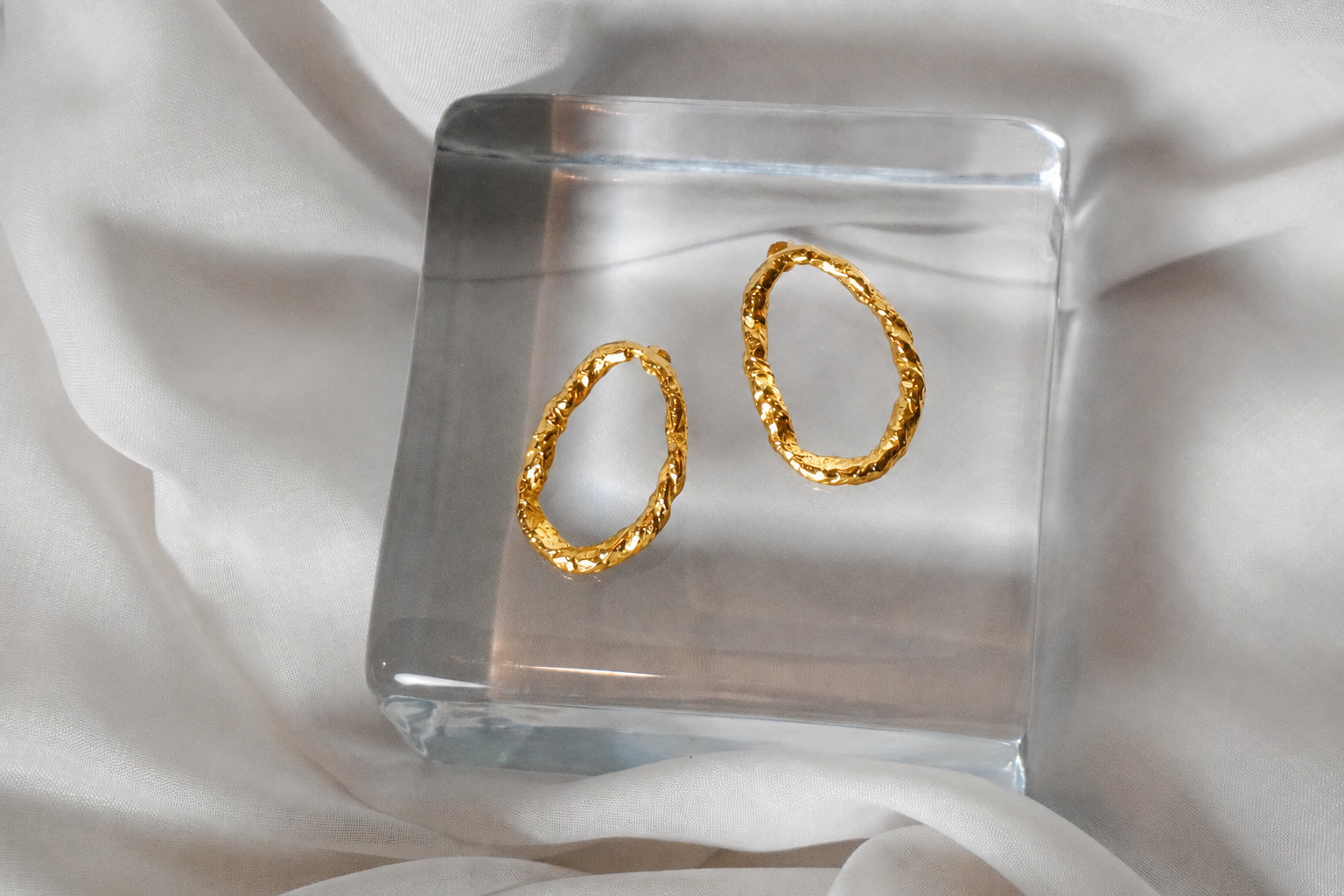 Orbit earrings in gold – smelt